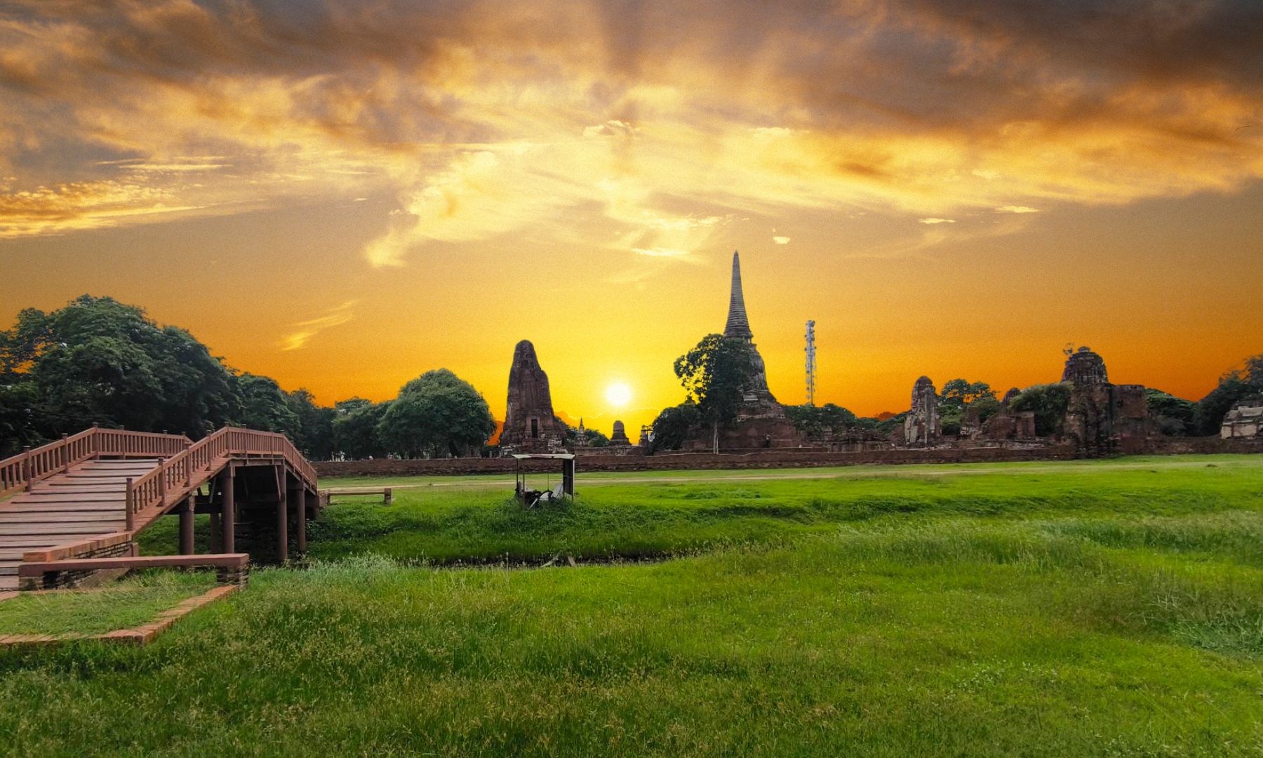ワット・マハタート裏手の敷地から幻想的な朝日を鑑賞（日の出目安：06:10～06:45）